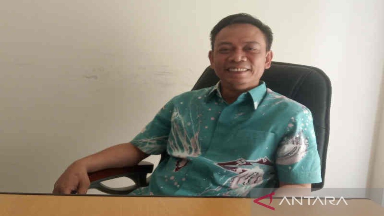 Kepala DPMPTSP Kabupaten Cirebon Dede Sudiono memberi keterangan di Cirebon, Jawa Barat, Jumat (11/11/2022). (ANTARA/Khaerul Izan)