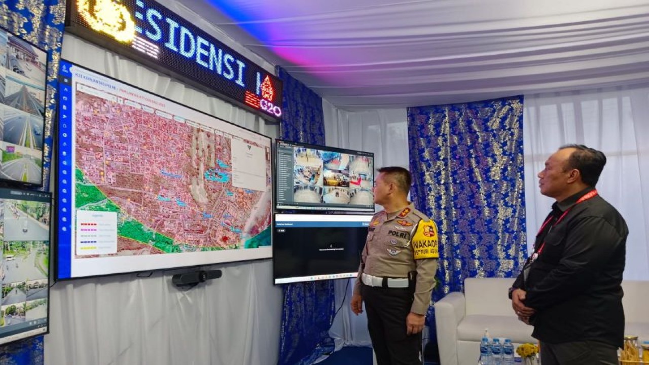 Kepala Korlantas Polri Irjen Pol. Firman Shantyabudi memantau monitor aplikasi pengamanan jalur delegasi dan tamu VVIP KTT G20 di Bali, Minggu (13/11/2022). (ANTARA/HO-Korlantas Polri)