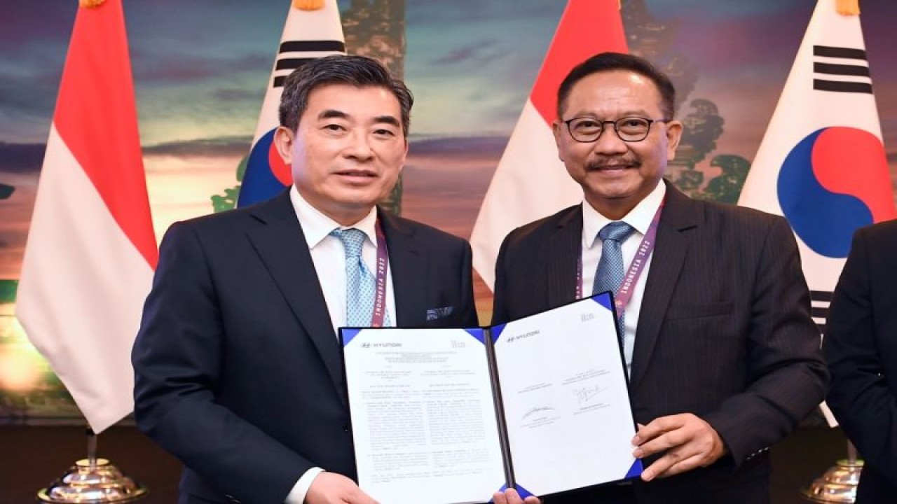 Kepala Otoritas Ibu Kota Nusantara Bambang Susantono dan President and Head Urban Air Mobility Division Hyundai Motor Group Jaiwon Shin berfoto bersama usai menandatangani MoU kerja sama terkait pengembangan AAM di Nusantara, pada gelaran B20 Summit di Nusa Dua, Bali, Senin (14/11/2022). (ANTARA/HO/Hyundai)