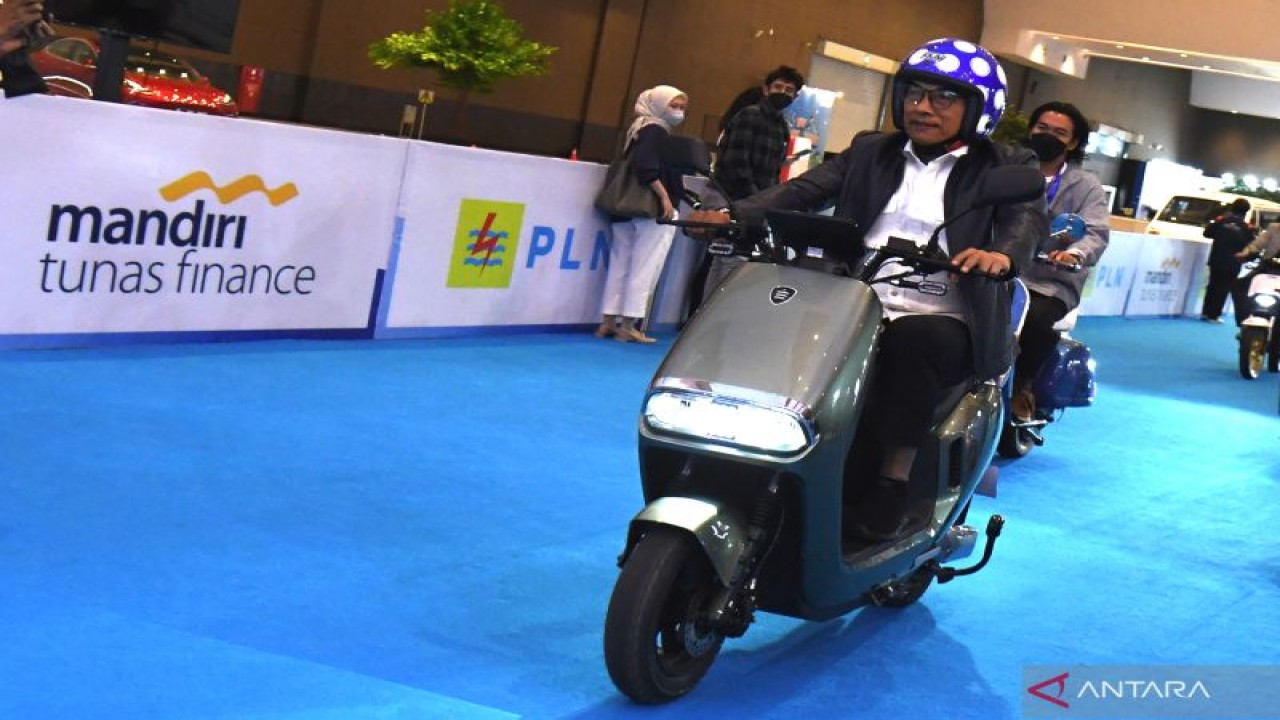 Kepala Staf Kepresidenan yang juga Ketua Umum Perkumpulan Industri Kendaraan Listrik Indonesia (Periklindo) Moeldoko mencoba motor listrik saat berlangsung Periklindo Electric Vehicle Show (PEVS) 2022 di JIExpo Kemayoran, Jakarta, Selasa (26/7/2022). ANTARA FOTO/Hafidz Mubarak A.