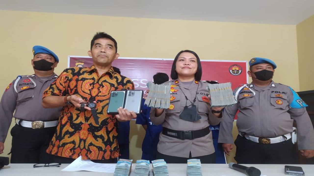 Kepolisian Resor Kota Pontianak bersama Polsek Pontianak Selatan menangkap tiga orang pelaku pencurian uang senilai Rp400 juta milik PT Avantage, yakni uang yang akan dikirim ke sejumlah ATM yang ada di luar Kota Pontianak, Kalimantan Barat.  (Foto ANTARA/Jessica HW)