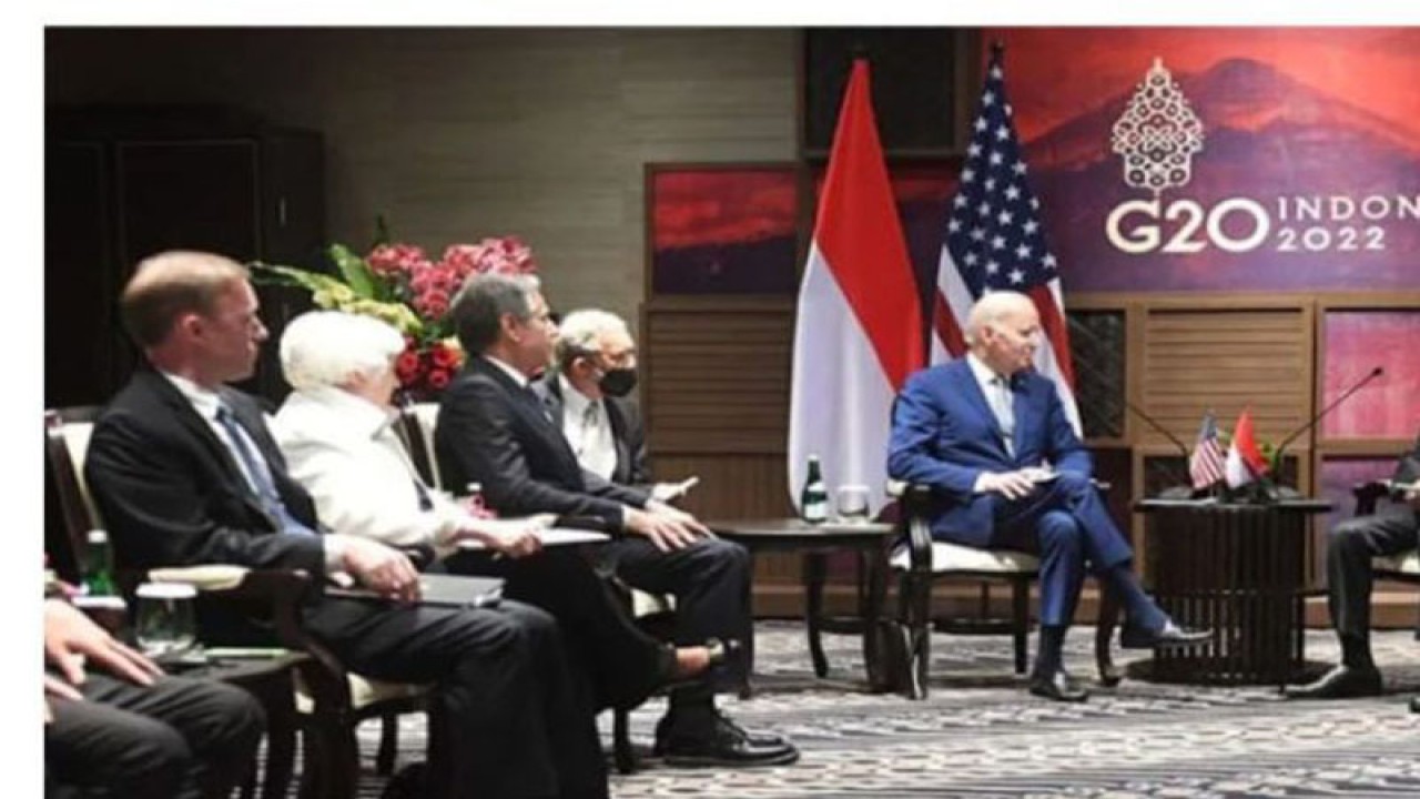 Presiden Joko Widodo (kanan) melakukan pertemuan bilateral dengan Presiden Amerika Serikat Joe Biden di sela rangkaian kegiatan KTT G20 Indonesia di Nusa Dua, Bali, Senin (14/11/2022). ANTARA FOTO/Media Center G20 Indonesia/Akbar Nugroho Gumay/wsj/pri. (ANTARA FOTO/Akbar Nugroho Gumay) ((Foto Antara News Bali/)