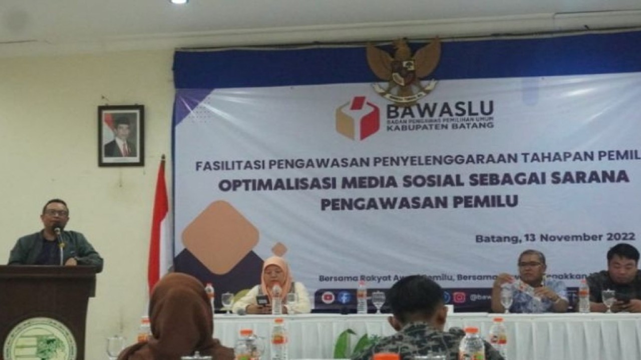Ketua Badan Pengawas Pemilihan Umum Kabupaten Batang Mahbrur saat memberikan pembekalan panwaslu kecamatan dalam pencegahan potensi Pemilu 2022 di Batang, Minggu (13-11-2022). ANTARA/Kutnadi