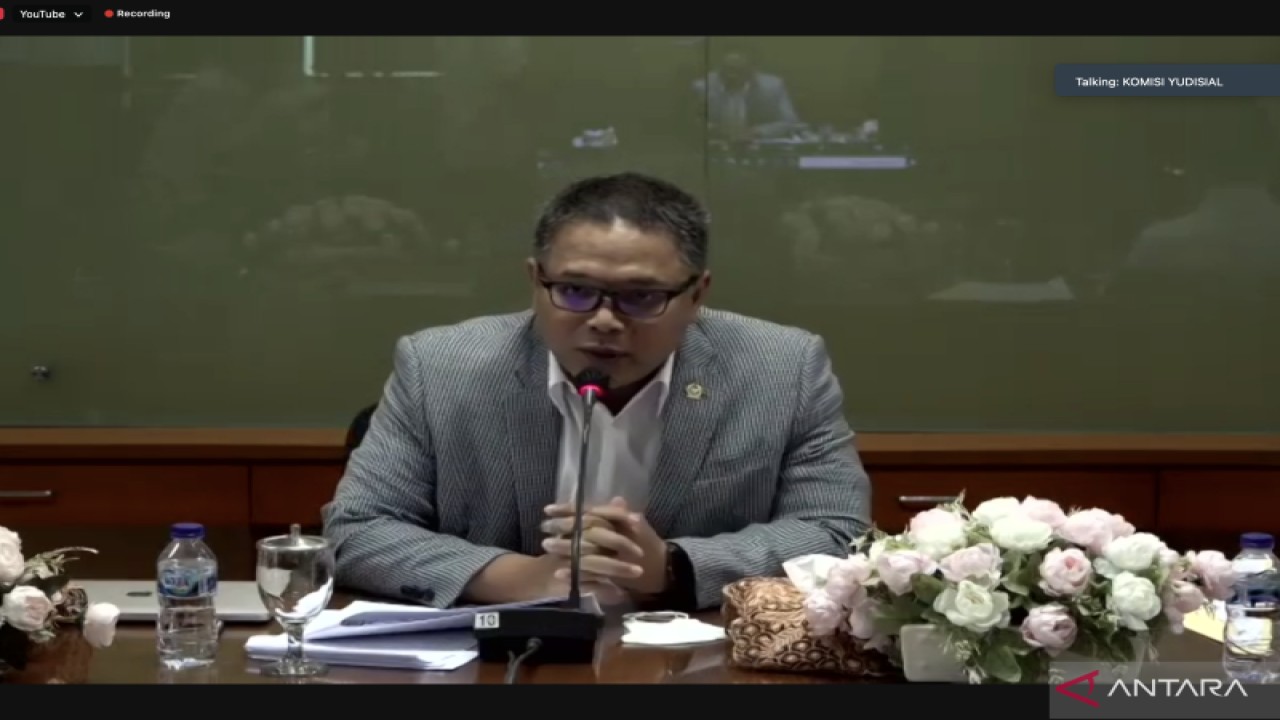 Tangkapan layar - Ketua Bidang Sumber Daya Manusia, Advokasi, Hukum, Penelitian, dan Pengembangan Komisi Yudisial Binziad Kadafi memberikan keterangan kepada wartawan melalui platform Zoom Meeting seperti dipantau dari Jakarta, Senin (14/11/2022). (ANTARA/Putu Indah Savitri)