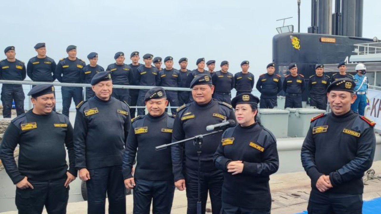 Ketua DPR RI Puan Maharani saat memberikan keterangan pers usai menerima brevet Hiu Kencana dari Kepala Staf Angkatan Laut (Kasal) Laksamana TNI Yudo Margono di Dermaga 100, Tanjung Priok, Jakarta Utara, Senin. ANTARA/Syaiful Hakim