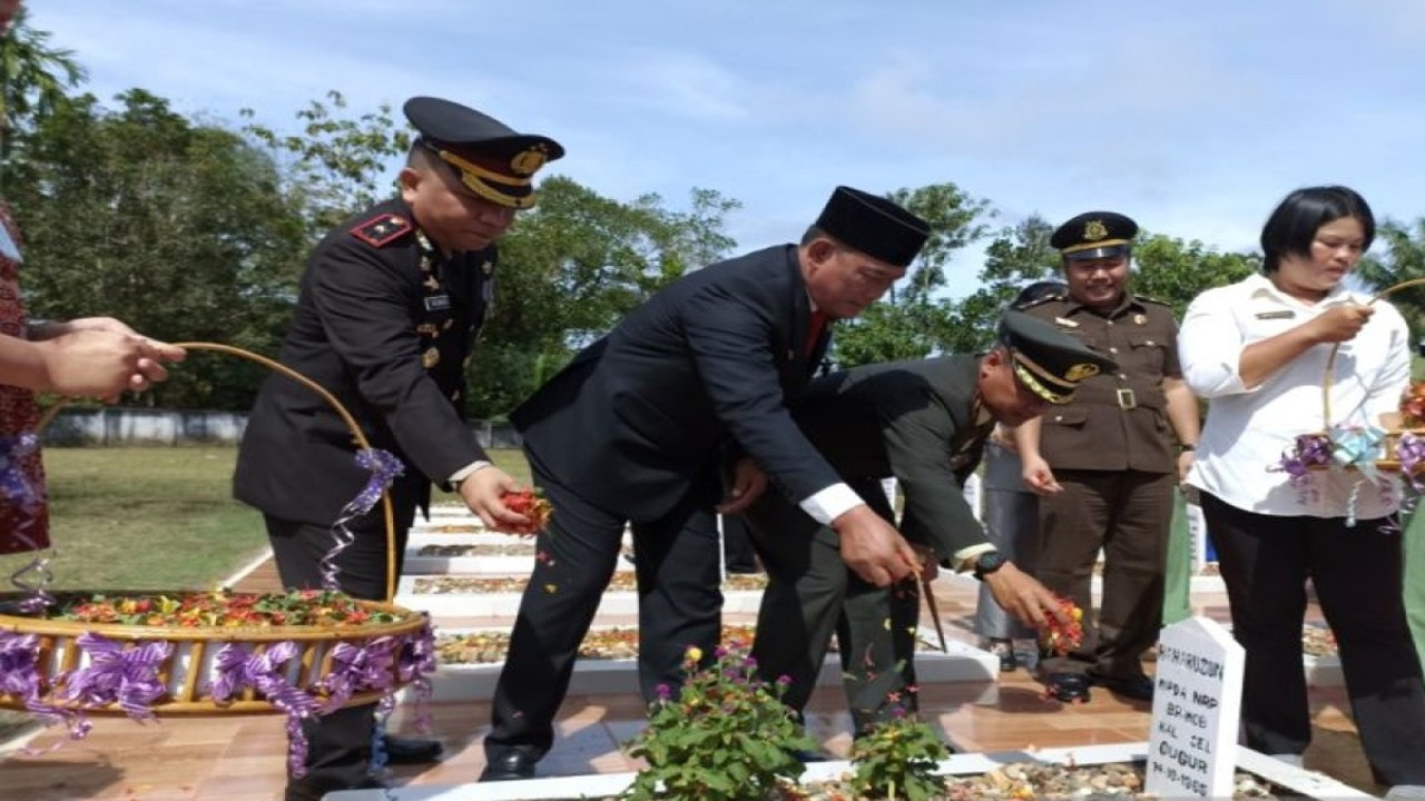 Ketua DPRD Kapuas Hulu bersama jajaran Forkopimda melakukan tabur bunga, di Makam Pahlawan Manalo Mara Juang Kota Putussibau wilayah Kapuas Hulu Kalimantan Barat, dalam rangka peringatan Hari Pahlawan. ANTARA (Teofilusianto Timotius)