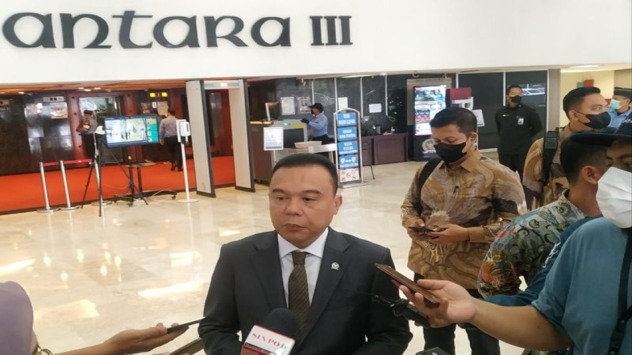 Ketua Harian DPP Partai Gerindra Sufmi Dasco Ahmad mengatakan partainya tidak ingin jemawa atas anggapan sinyal positif yang diberikan Presiden Joko Widodo (Jokowi) kepada Ketua Umum Partai Gerindra Prabowo Subianto untuk maju dalam Pilpres 2024. (ANTARA/Melalusa Susthira K.)