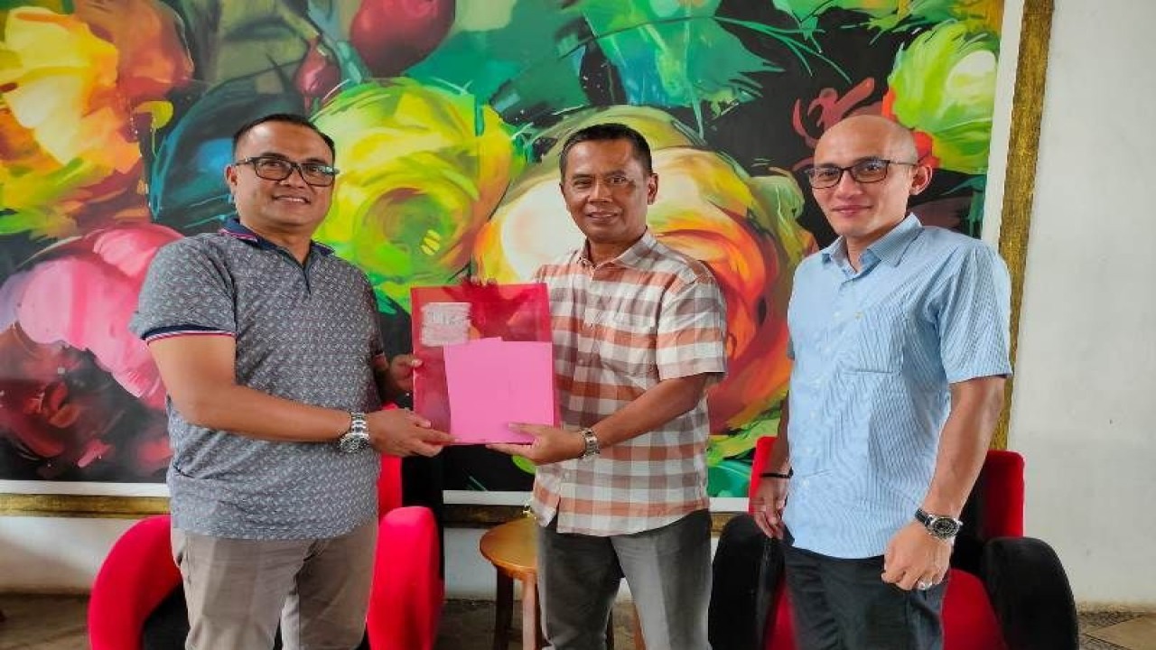 Ketua KONI Depok Herry Suprianto ketika menyerahkan surat somasi.(ANTARA/HO/KONI Depok)