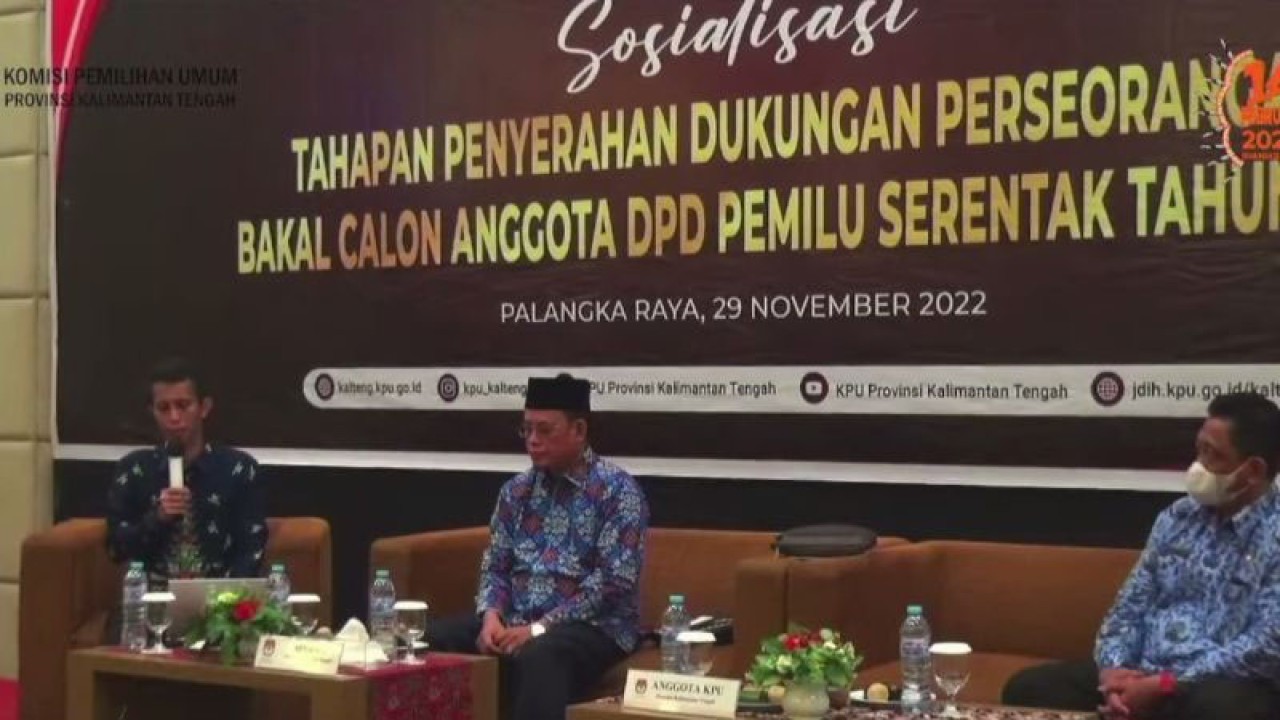 Ketua KPU Kalteng Harmain Ibrohim (tengah) dan Komisioner Eko Wahyu Sulistyobudi saat sosialisasi tahapan penyerahan dukungan calon anggota DPD di Palangka Raya, Selasa (29/11/2022). ANTARA/Rendhik Andika.