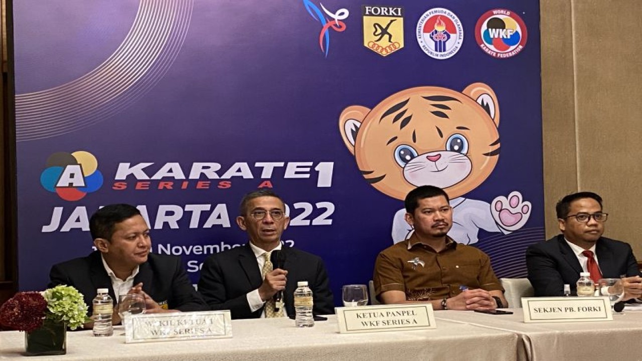 Ketua Panitia Pelaksana Karate 1 Series A Jakarta yang juga Sekretaris Jenderal Hubungan Internasional Federasi Olahraga Karate-Do Indonesia (FORKI) Darly Siregar memberikan keterangan pers terkait persiapan Jakarta sebagai tuan rumah Karate 1 Series A di Jakarta, Rabu (16/11/2022). (ANTARA/Shofi Ayudiana)