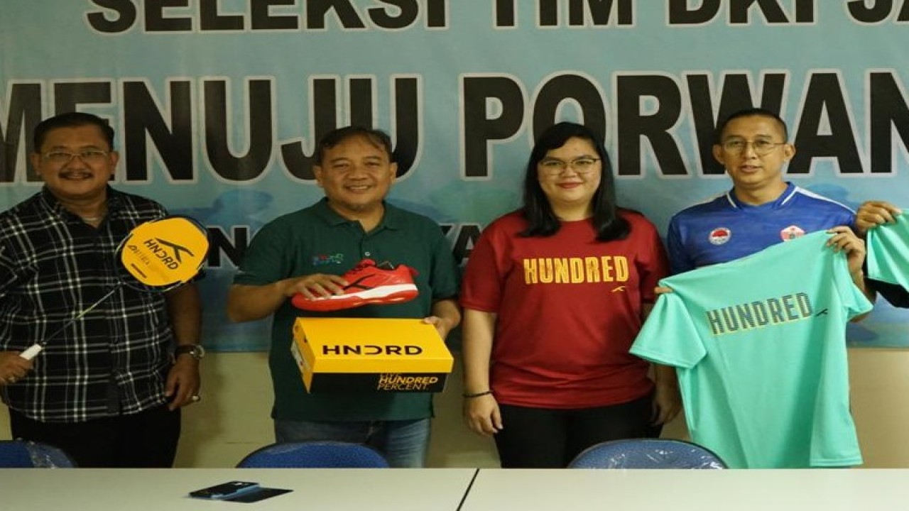 Ketua SIWO PWI Jaya Agus Susanto (kanan) didampingi Bendahara Siwo PWI Jaya Herwan Pebriansyah diabadikan bersama General Manager PT. Mentari Cemerlang Indonesia, Dewi Meina Santi (kedua kanan) selaku perwakilan Hundred/ist