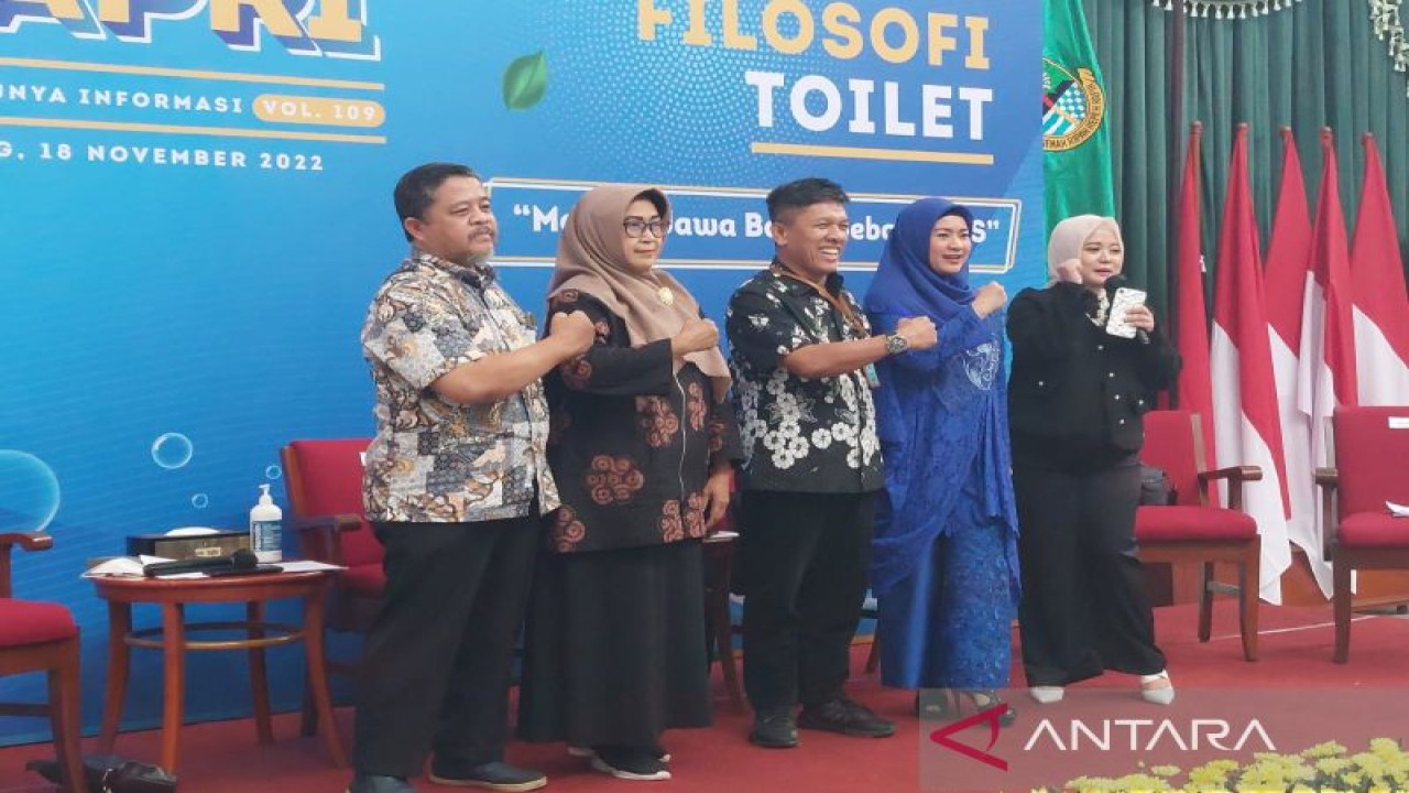 Ketua Tim Kerja Kesehatan Lingkungan, Kesehatan Kerja, dan Olahraga Dinas Kesehatan Provinsi Jawa Barat Yuntina Erdani (kedua kiri) dan Ahli Madya Tata Bangunan dan Perumahan Dinas Perumahan dan Permukiman Jawa Barat Lucky Ruswandi (paling kiri) dalam acara Japri mengenai upaya menghentikan BABS di Gedung Sate, Kota Bandung, Jumat (18/11/2022). (ANTARA/Ajat Sudrajat)