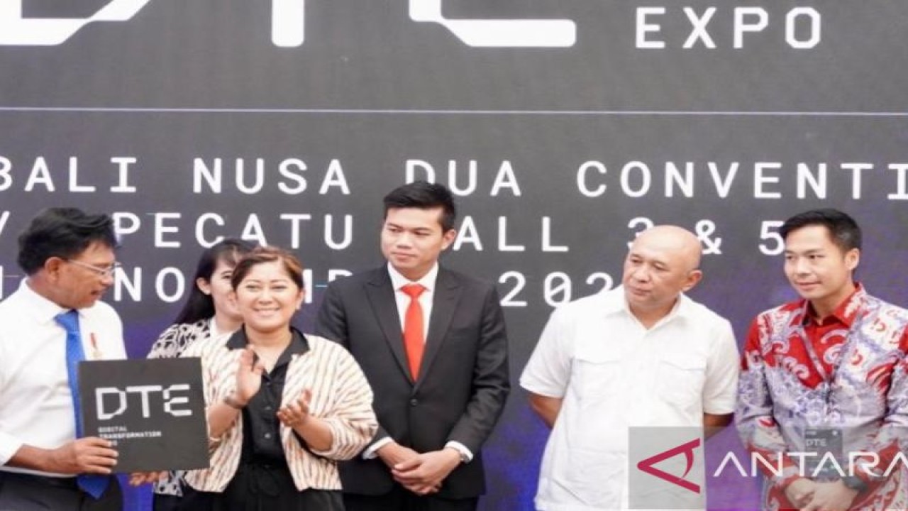 Ketua Umum APJII Muhammad Arif (jas hitam). (ANTARA/HO-Humas APJII).