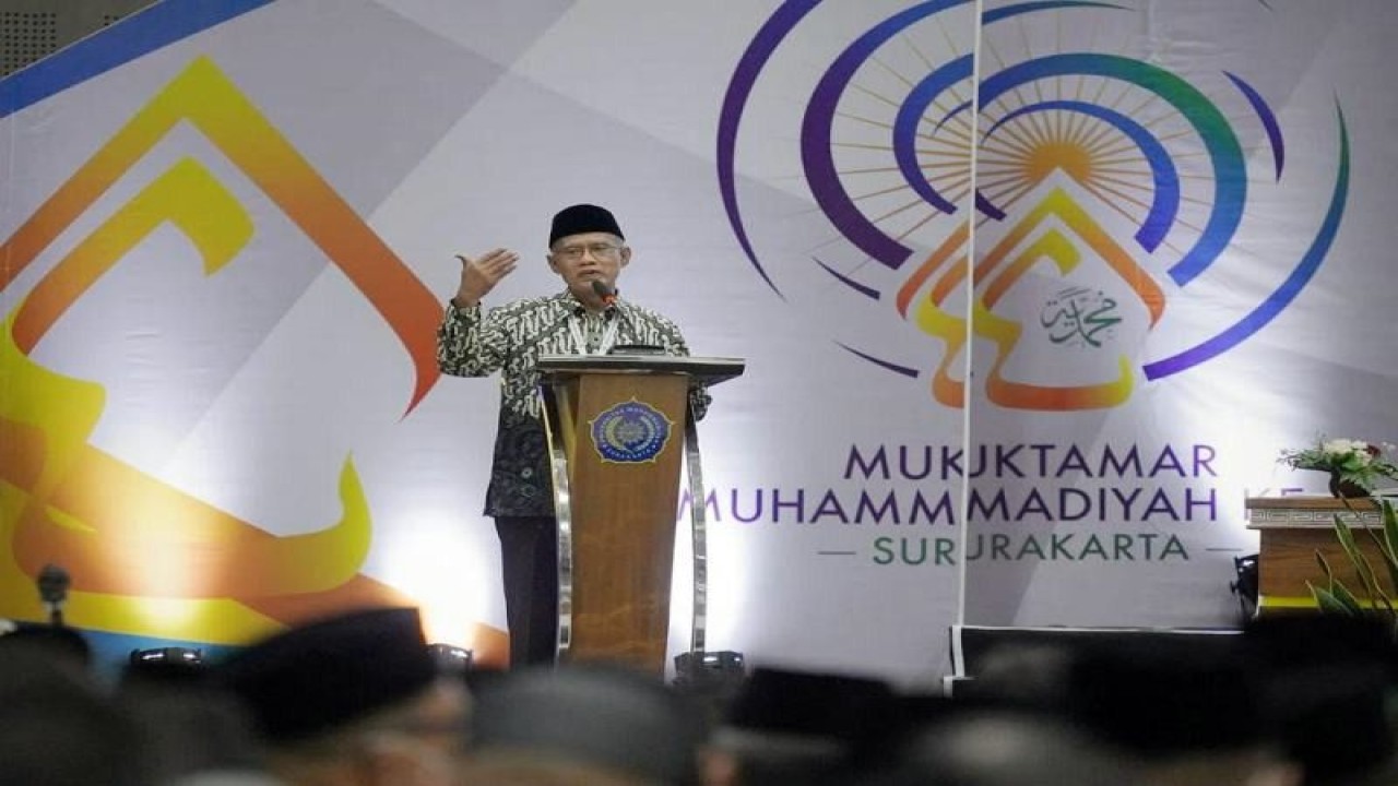 Ketua Umum PP MUhammadiyah Haedar Nashir saat menyampaikan instruksi dalam Rapat Pleno Muhammadiyah Muktamar 48 di Edutorium KH Ahmad Dahlan UMS, Sabtu (19/11/2022). ANTARA/HO--Panitia Muktamar 48 Muhammadiyah.