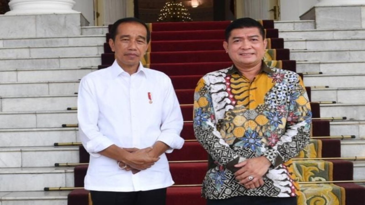Ketua Umum Solidaritas Merah Putih (Solmet) sekaligus Penanggung Jawab Deklarasi Setia Tegak Lurus 2024 Bersama Jokowi Silfester Matutina bersama Presiden RI Joko Widodo. ANTARA/Dokumentasi Pribadi