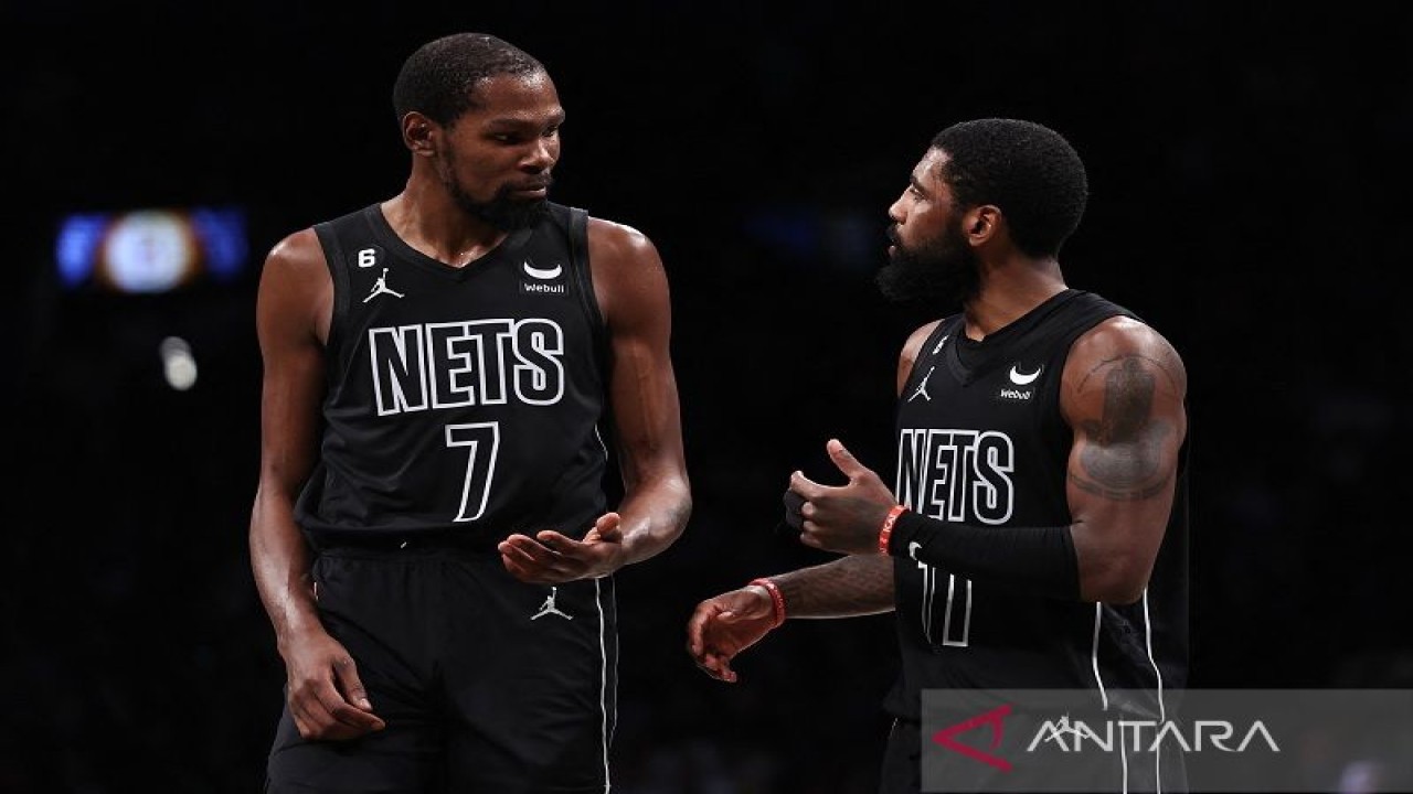 Duo bintang Brooklyn Nets (ki-ka) Kevin Durant dan Kyrie Irving berdiskusi di tengah gim lanjutan NBA melawan Indiana Pacers di Barclays Center, New York, Amerika Serikat, Senin (31/10/2022) waktu setempat. (ANTARA/AFP/GETTY IMAGES/Dustin Satloff)