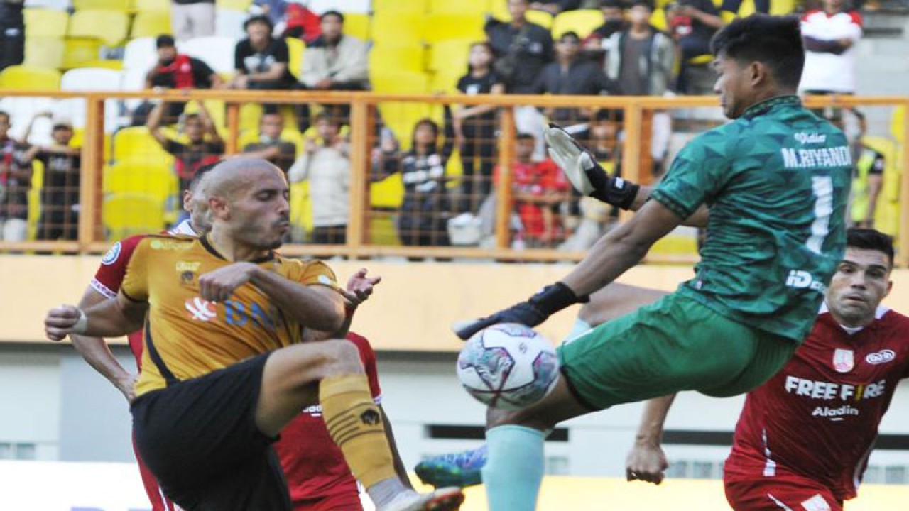 Pesepak bola Persis Solo M Riyandi (kanan) menghalau bola tendangan pesepak bola Bhayangkara FC Youssef Ezzejjari (kanan) pada pertandingan Liga 1 di Stadion Wibawa Mukti, Cikarang, Kabupaten Bekasi, Jawa Barat, Jumat (19/8/2022). ANTARA FOTO/ Fakhri Hermansyah/aww.