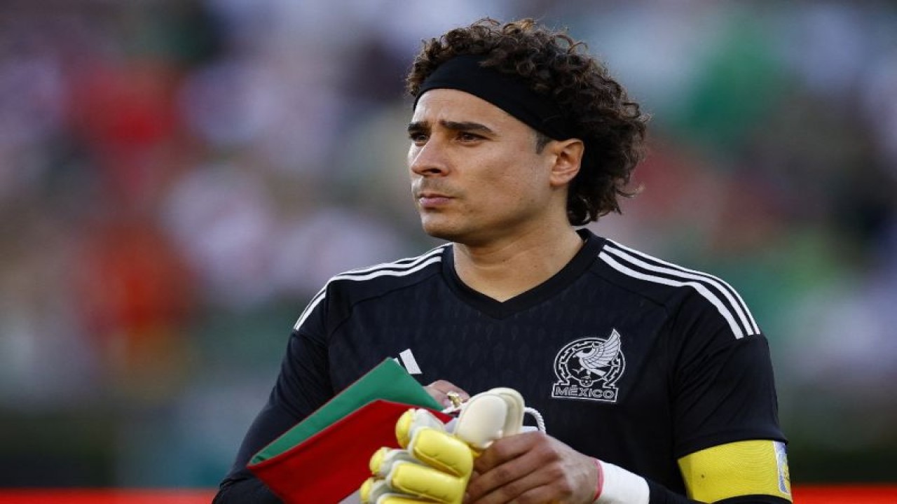 Kiper timnas Meksiko Guillermo Ochoa saat berlaga di Pasadena, California pada 24 September 2022. (Getty Images via AFP/RONALD MARTINEZ)