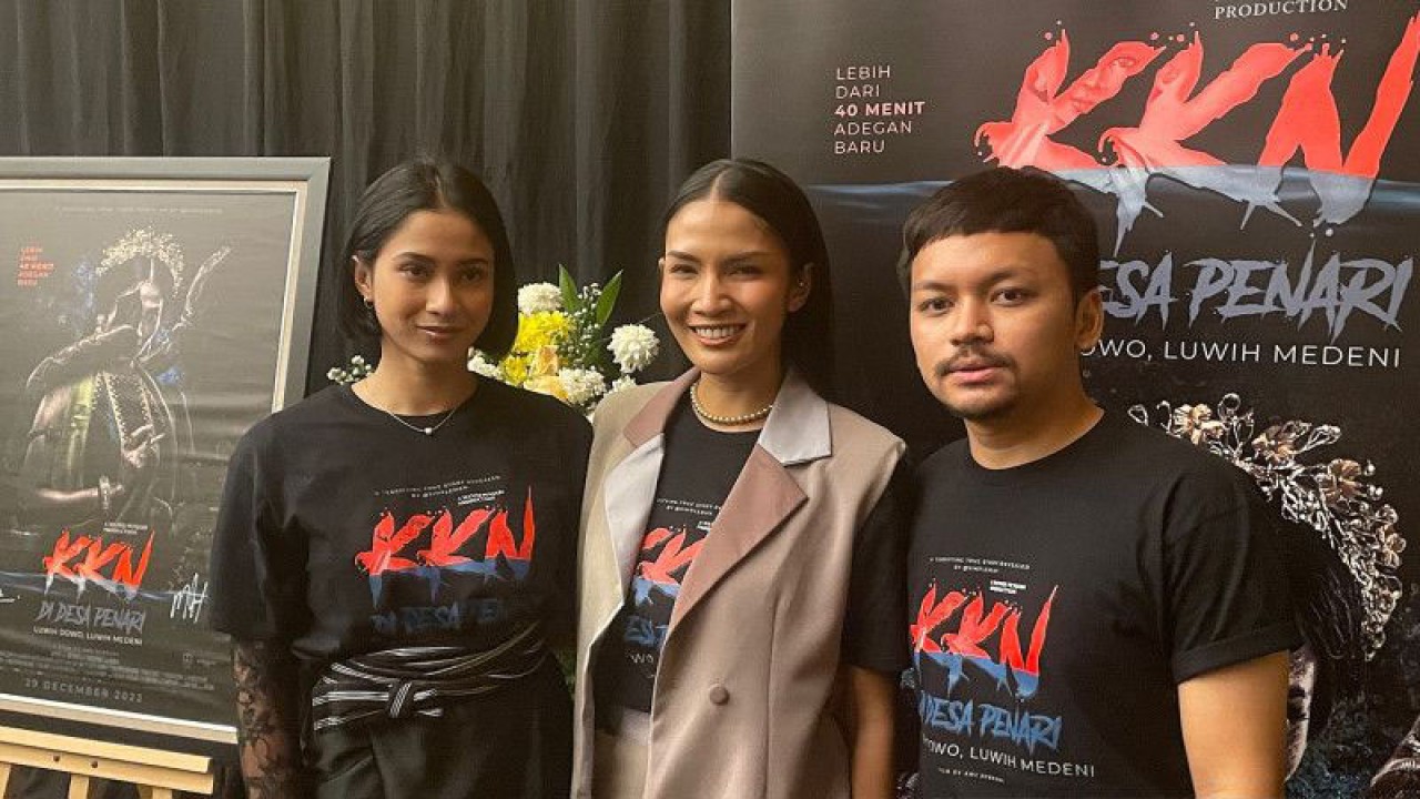 Para pemain “KKN Di Desa Penari” saat dijumpai di Plaza Bapindo Menara Mandiri, Jakarta Selatan, Rabu (30/11/2022) (ANTARA/Lifia Mawaddah Putri)