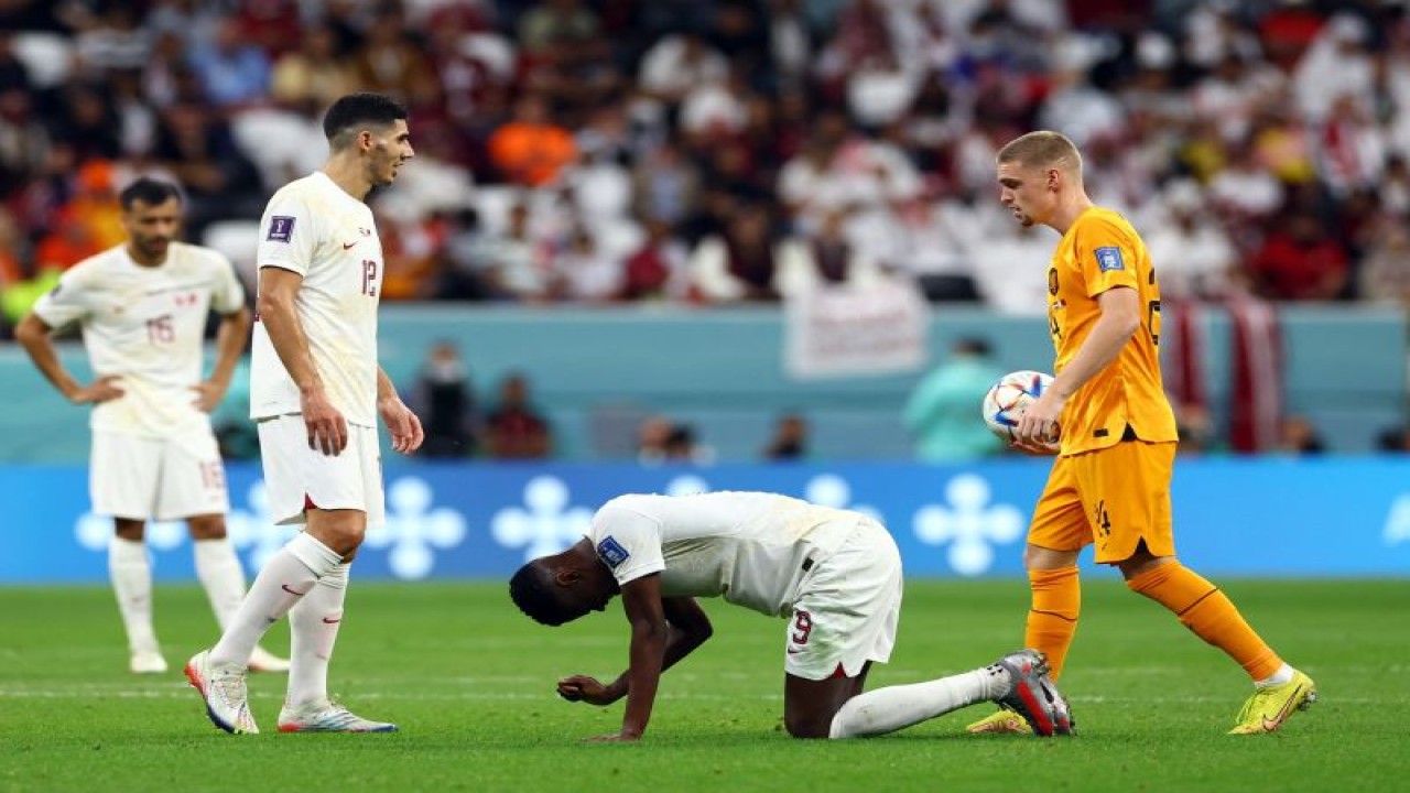 Cody Gakpo kembali mencetak gol ketika Belanda membukukan tempatnya dalam 16 besar Piala Dunia dengan status juara Grup A usai menaklukkan Qatar 2-0 yang membuat Qatar tuan rumah pertama Piala Dunia yang tersisih tanpa memetik satu poin pun.