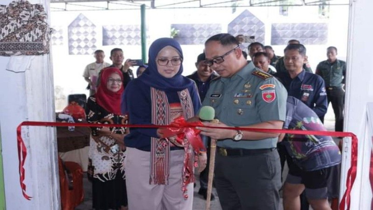 Dandim 1418 Kabupaten Mamuju Kolonel Inf. M. Imasfy meresmikan Ruko Kartika yang menjanjakan makanan khas dan oleh-oleh serta kerajinan masyarakat di Mamuju, Kamis (24-11-2022). ANTARA/M. Faisal Hanapi