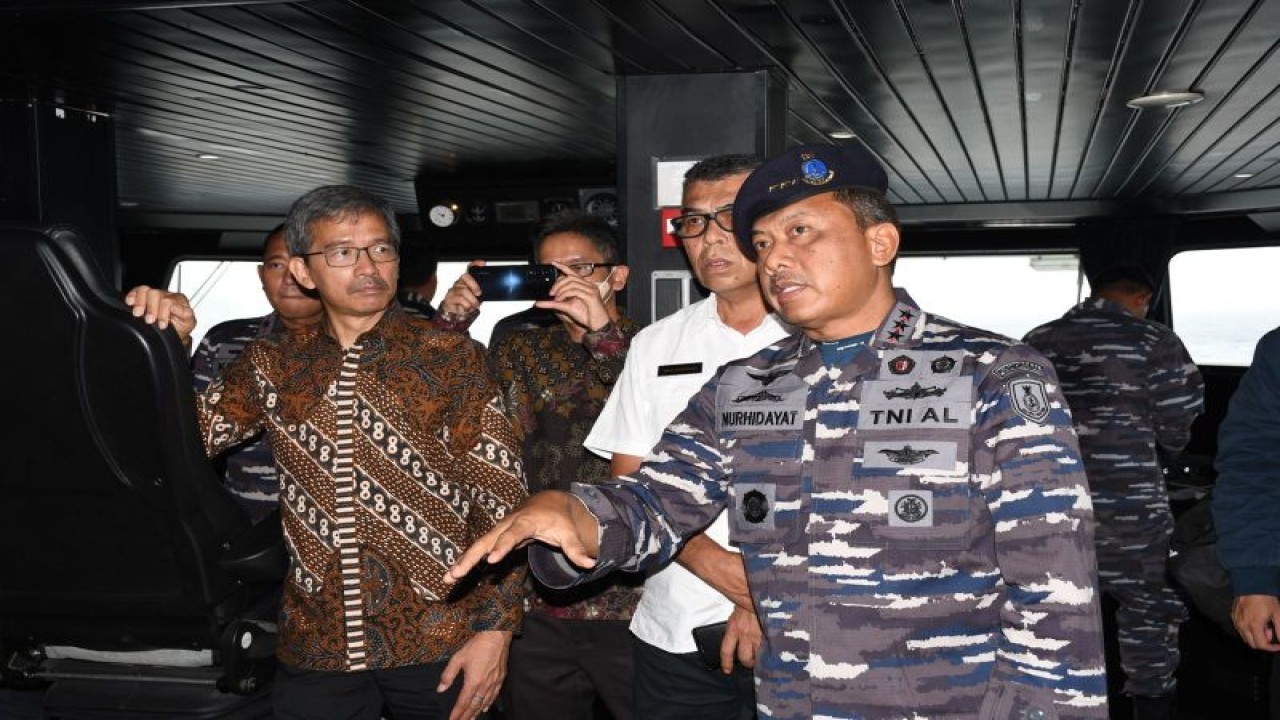 Komandan Pushidrosal (Danpushidrosal) Laksamana Madya TNI Nurhidayat bersama Bupati Natuna di atas KRI Spica-934 saat berlayar di laut Natuna, Rabu (9/11). (ANTARA/HO-Pen Lanal Ranai/Cherman)