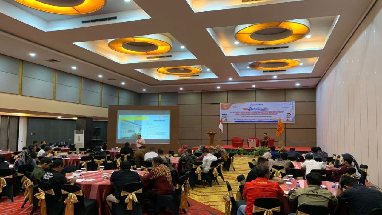 Komisioner Bawaslu Sumbar Muhammad Khadafi memberikan materi pengawasan partisipatif. ANTARA/Mario Sofia Nasution