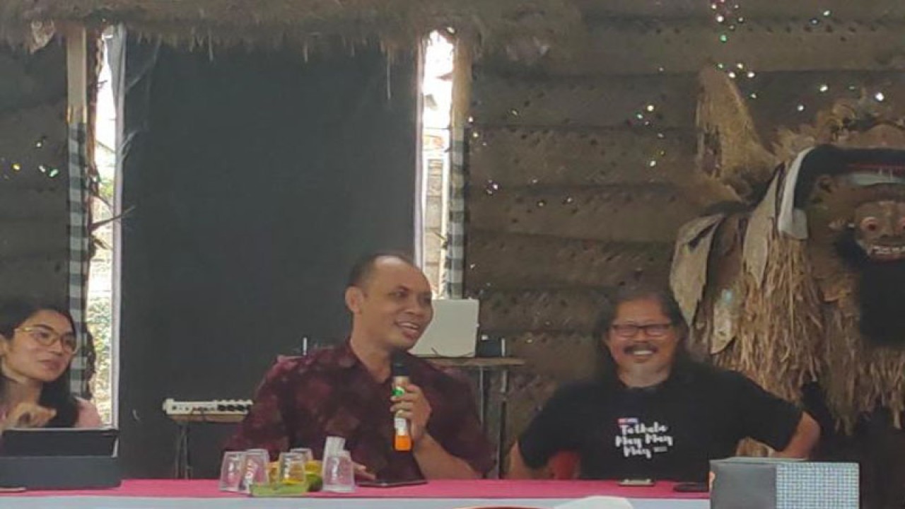 Koordinator Rumah Budaya Penggak Men Mersi Kadek Wahyudita (kanan) bersama narasumber Dr I Made Sujaya dan I Made Adnyana Ole dalam acara pabligbagan (dialog) bertema "Problematika Tulisan Budaya di Media Massa". ANTARA/Ni Luh Rhismawati.