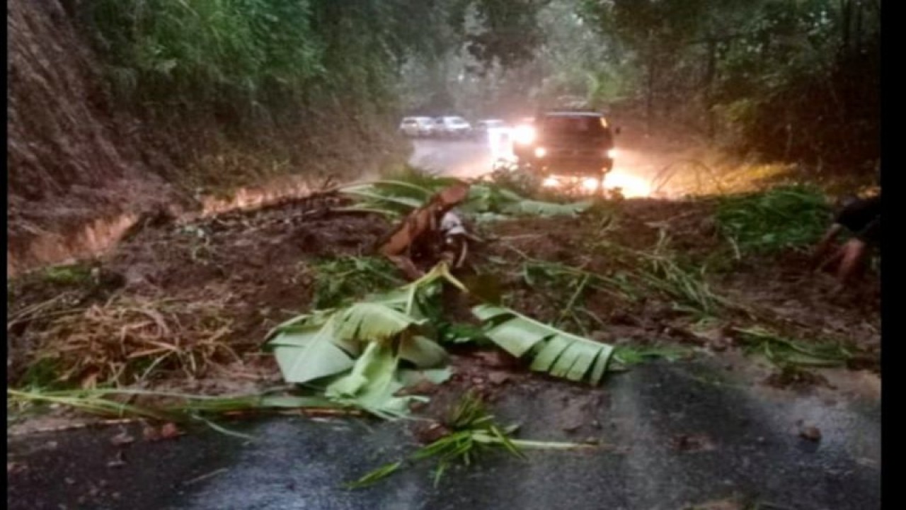 Kondisi material tanah longsor menutupi jalan raya Poros Malino,