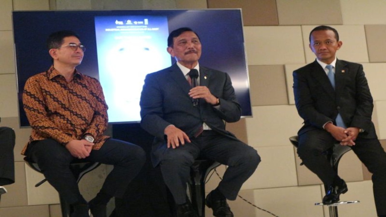 Menteri Investasi Bahlil Lahadalia (kanan), dalam konferensi pers bersama Menko Kemaritiman dan Investasi Luhut Panjaitan serta Ketua Umum KADIN Indonesia Arsjad Rasjid, di Bali Nusa Dua Convention Center, Bali, Jumat (11/11/2022). ANTARA/Rangga Pandu Asmara Jingga