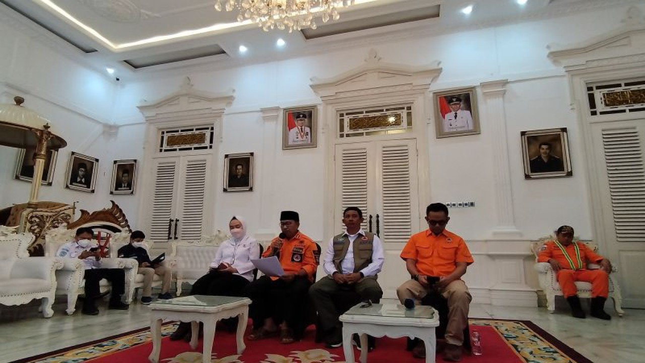 Konferensi pers penanggulangan gempa di Pendopo Cianjur, Kabupaten Cianjur, Jawa Barat, Kamis (24/11/2022). (ANTARA/Bagus Ahmad Rizaldi)