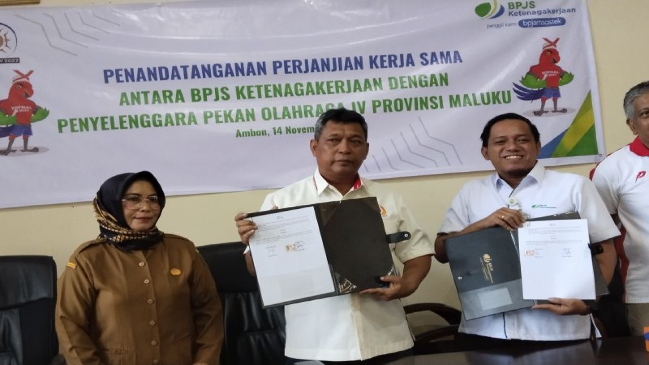 Penandatanganan Perjanjian Kerjasama perlindungan atlet menghadapi Pekan Olahraga Provinsi Maluku dilakukan Ketua Harian KONI Provinsi Maluku, Mustafa Kamal dan Kepala Cabang BPJamsostek Maluku, Dwi Ari Wibowo, di Ambon, Senin (13/11). ANTARA/Penina F Mayaut.