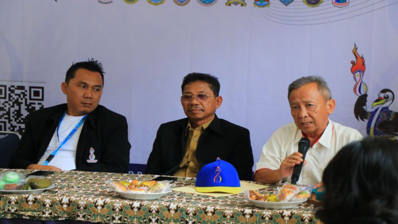 Sekretaris Umum KONI Banten, Koswara Poerwasasmita (kanan), Wakil Wali Kota Sachrudin (tengah) dan Anggota Bidang Pertandingan Panitia Porprov VI Banten, Arsani Maidi (kiri) saat memebrikan keterangan pers kepada media mengenai pelaksanaan Porprov Banten di Kota Tangerang yang berjalan lancar dan kondusif.