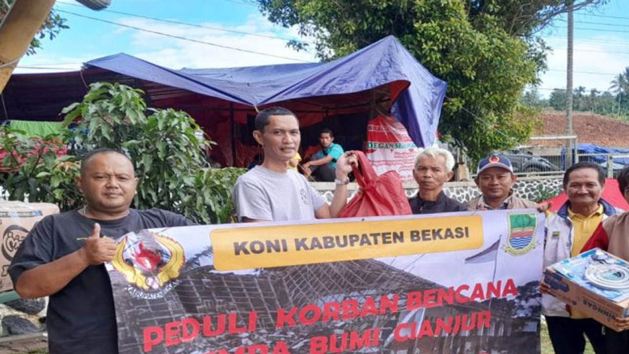 Pengurus KONI Kabupaten Bekasi menyalurkan bantuan kemanusiaan kepada warga terdampak gempa bumi di Kabupaten Cianjur, Jawa Barat, Rabu (30/11/2022). (ANTARA/Pradita Kurniawan Syah).