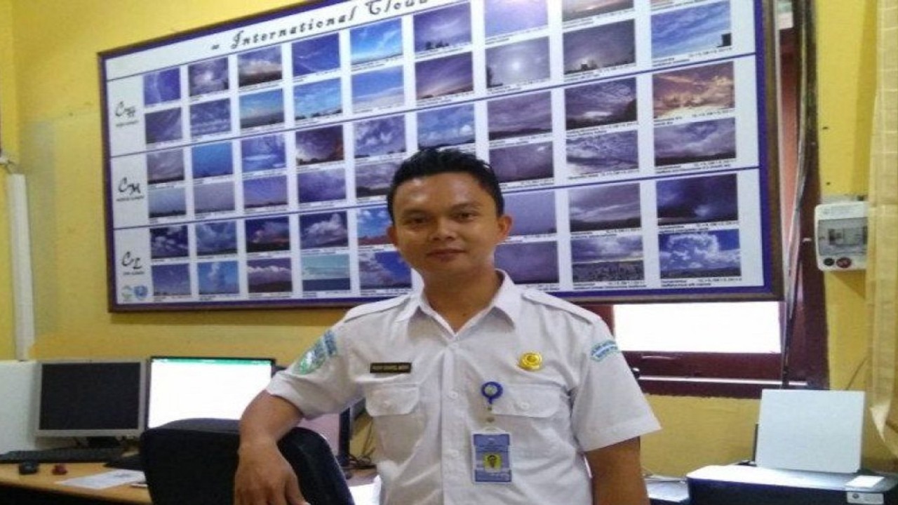 Koordinator Bidang Observasi dan Informasi Stasiun Meteorologi Maritim Bitung, Badan Meteorologi, Klimatologi, dan Geofisika (BMKG) Sulut Ricky Daniel Aror. ANTARA/HO