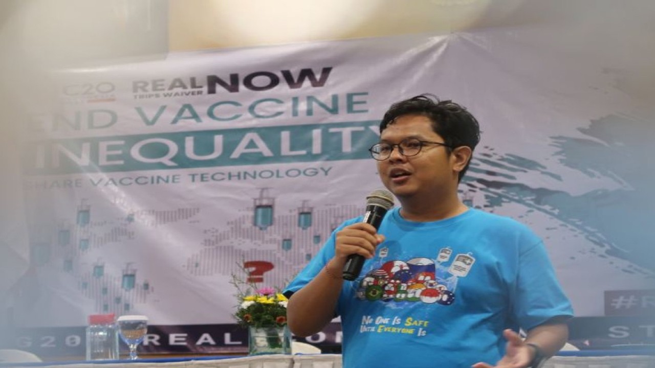 Koordinator C20 Bidang Akses Vaksin dan Kesehatan Global Agung Prakoso menyampaikan orasi tentang inklusivitas kesehatan global di Denpasar, Bali, Minggu (13/11/2022). (ANTARA/Sugiharto purnama)