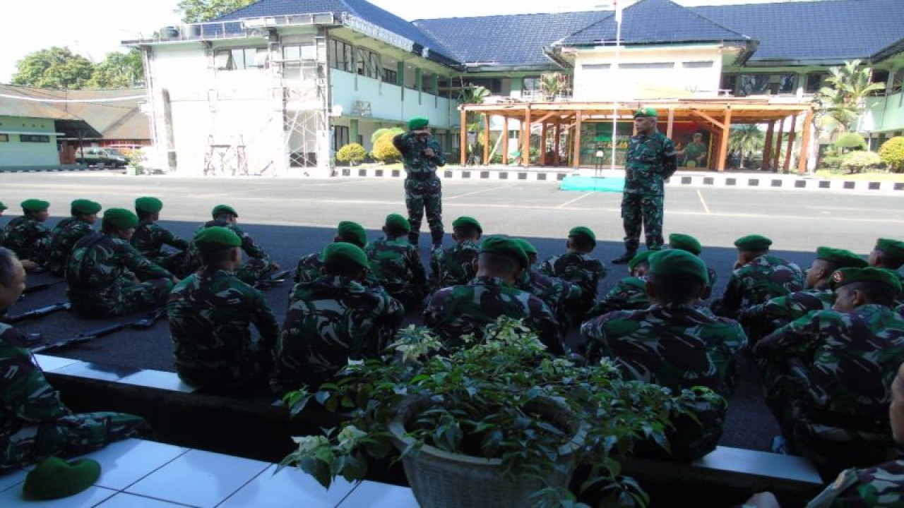 Korem 131/Santiago menggelar penyuluhan kesehatan tentang tata cara donor darah kepada prajurit dan PNS, Senin (28/11/2022). ANTARA/HO-Penrem 131 Santiago