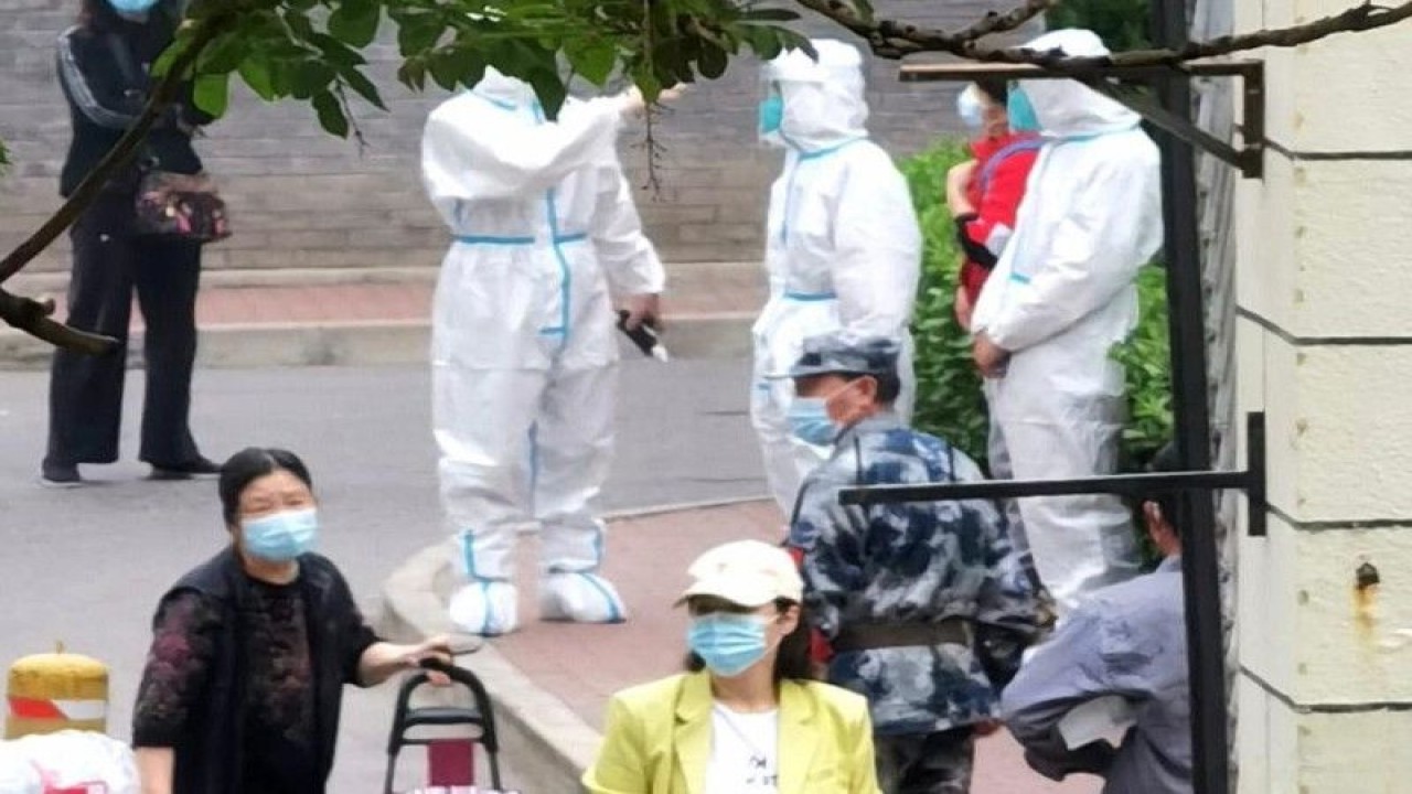 Arsip - Petugas keamanan dan petugas medis dikerahkan ke kompleks-kompleks permukiman di Distrik Chaoyang saat Kota Beijing, China, lockdown pada April 2022. (ANTARA/M. Irfan Ilmie)