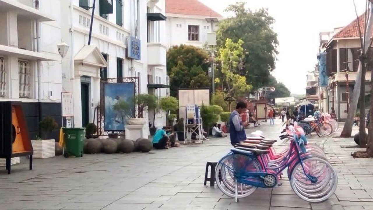 Deretan penjaja jasa sewa sepeda ontel di Kota Tua, Jakarta, Kamis (28/7/2022). Pemerintah Kota Jakarta Barat merevitalisasi Kota Tua agar lebih tertib, tertata dan nyaman bagi pengunjung. ANTARA/Aji Cakti/aa.