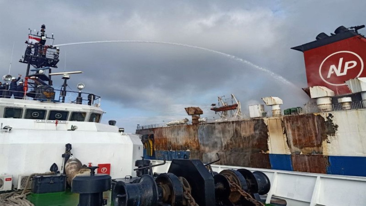 Proses pemadaman api KMP Mutiara Timur I yang terbakar di sekitar pantai Desa Bunutan, Kabupaten Karangasem, Bali,(16/11). ANTARA/HO-Ditjen Perhubungan Laut, Kemenhub.