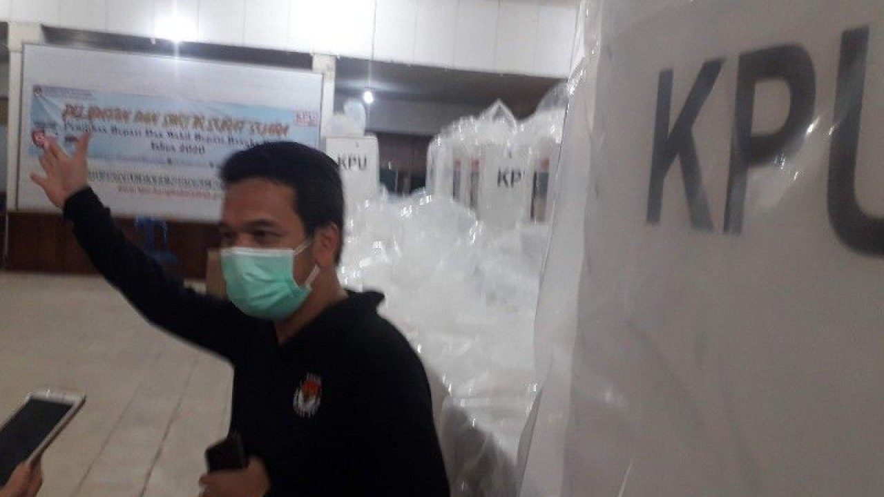 Anggota KPU Kabupaten Bangka Barat Yulizar. (ANTARA/ Donatus Dasapurna)