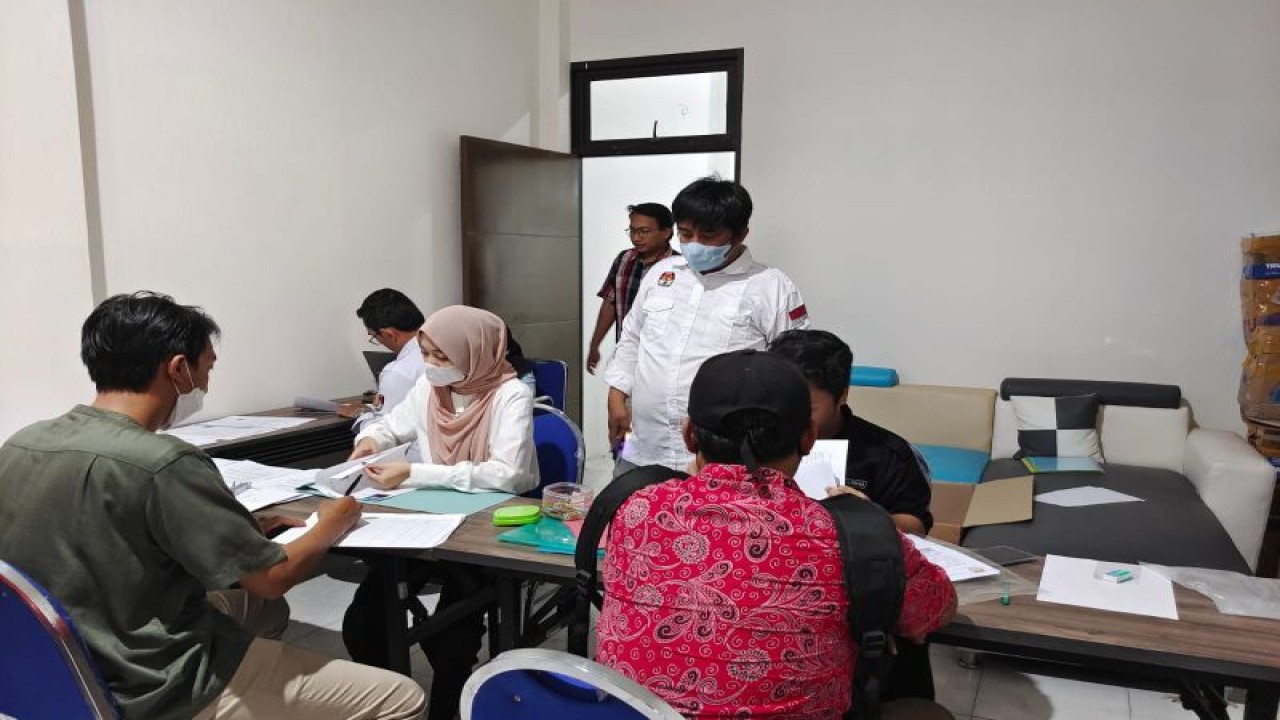 Anggota KPU Surabaya saat memantau pendaftaran Panitia Pemilihan Kecamatan (PPK) Pemilu 2024 melalui sistem Informasi Anggota KPU dan Badan Adhoc (SIAKBA) di kantor KPU Surabaya, Senin (28/11/2022). (ANTARA/HO-KPU Surabaya)