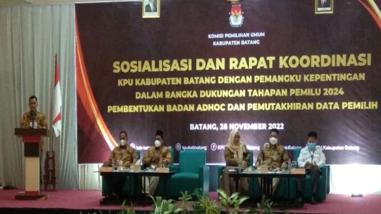 Ketua KPU Kabupaten Batang Nur Tofan saat memberikan materi Sosialisasi dan Rapat Koordinasi KPU Batang dengan Pemangku Kepentingan di Batang, Senin (28/11/2022). ANTARA/Kutnadi