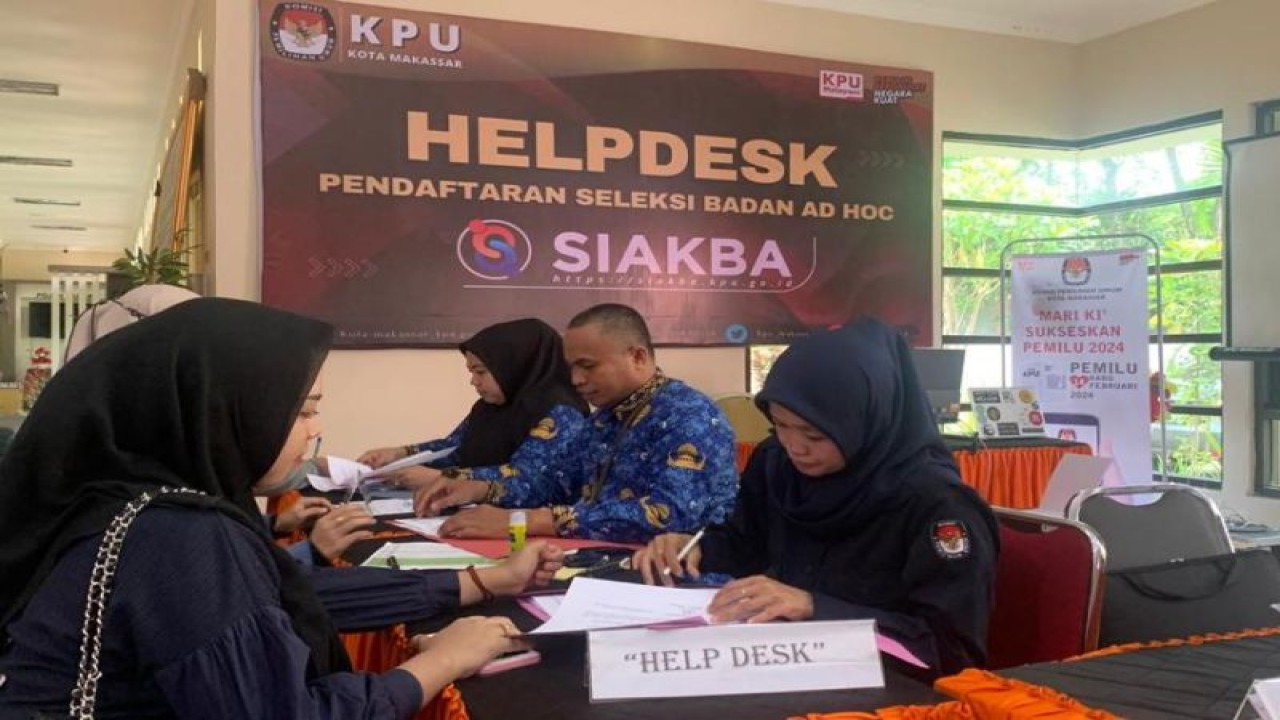 Suasana pendaftaran calon Panitia Pemilihan Daerah Pemilihan (PPK) di petugas KPU Kota Makassar pada hari terakhir pendaftaran, Selasa (29/11/2022). Antara/ HO-KPU Makassar