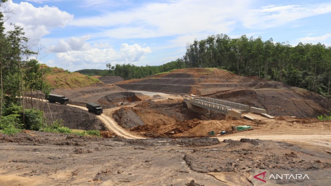 Lahan di kawasan inti IKN di mana pembangunan infrastruktur sudah berlangsung. Status lahan ini adalah sebagai HGU (Hak Guna Usaha) dari PT ITCI, perusahaan pengelola hutan tanaman industri. (ANTARA/novi abdi)