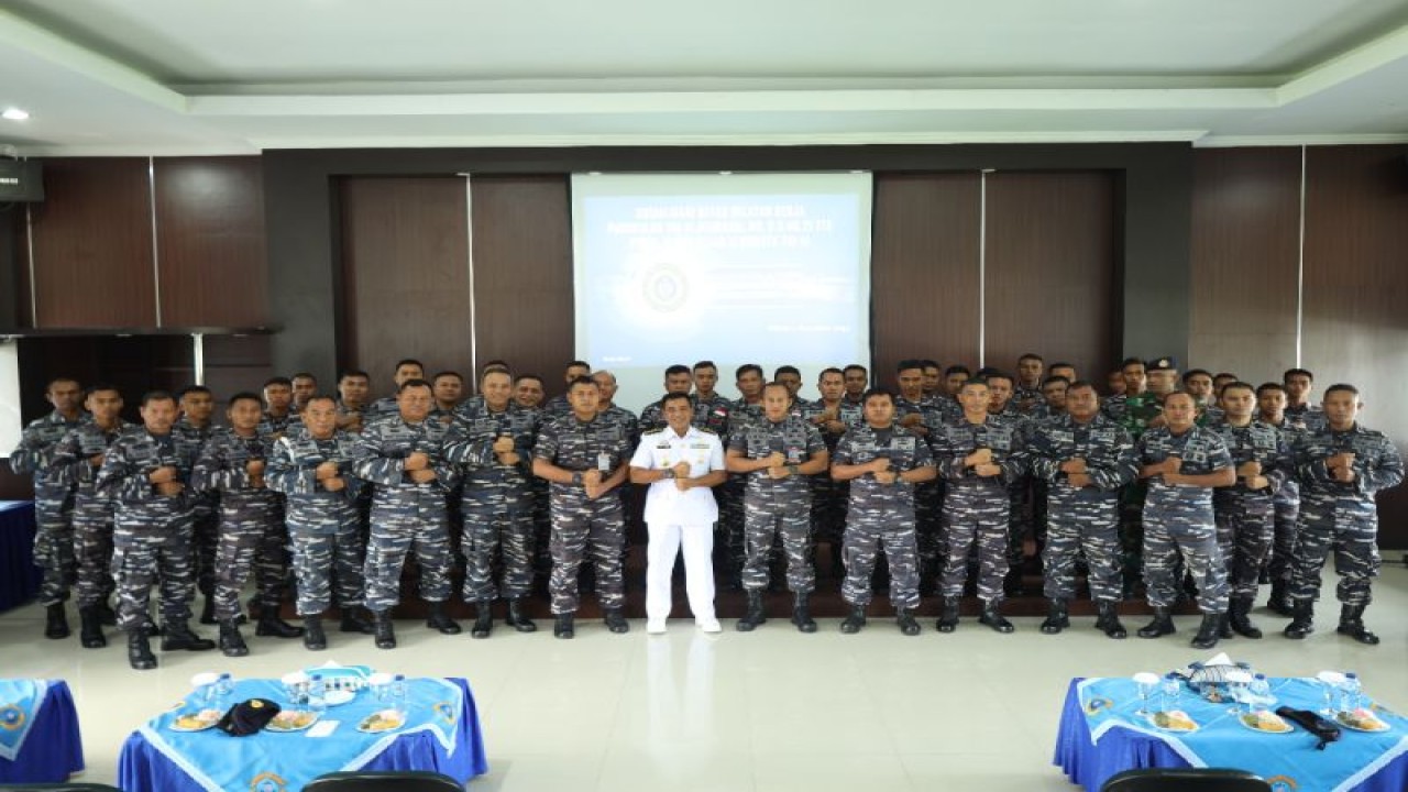Lantamal VIII gelar sosialisasi Perkasal kepada personel Posal. ANTARA/HO-Dispen Lantamal VIII. (1)