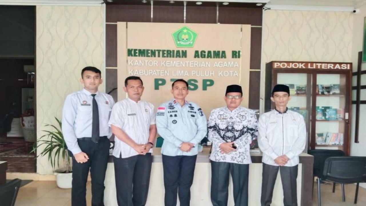Kepala Lapas Kelas III Suliki Kamesworo bersama Kepala Kemenag Kabupaten Limapuluh Kota Irwan. (Antara/HO-Lapas Kelas III Suliki)