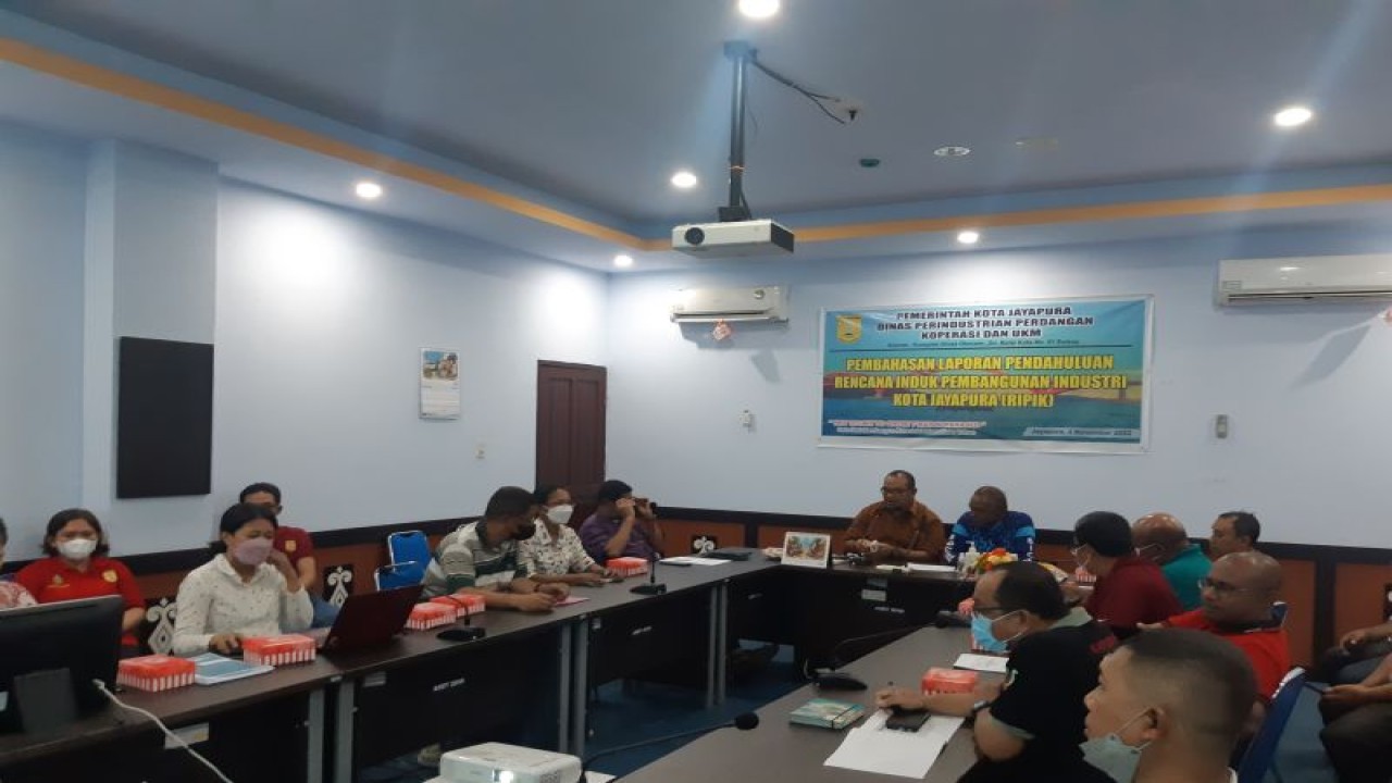 Suasana pembahasan laporan pendahuluan Rencana induk pembangunan industri Kota Jayapura (RIPIK) tahun 2022-2042 yang berlangsung di Aula Disperindagkop dan UKM Kota Jayapura, Jumat (4/11/2022). ANTARA/Ardiles Leloltery