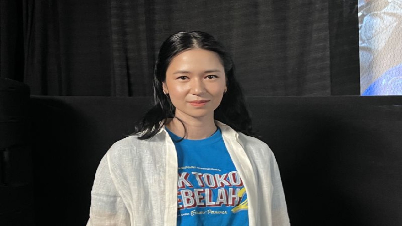 Laura Basuki di konferensi pers penayangan trailer "Cek Toko Sebelah 2" di Metropole XXI, Jakarta, Selasa (22/11/2022) (ANTARA/Nanien Yuniar)