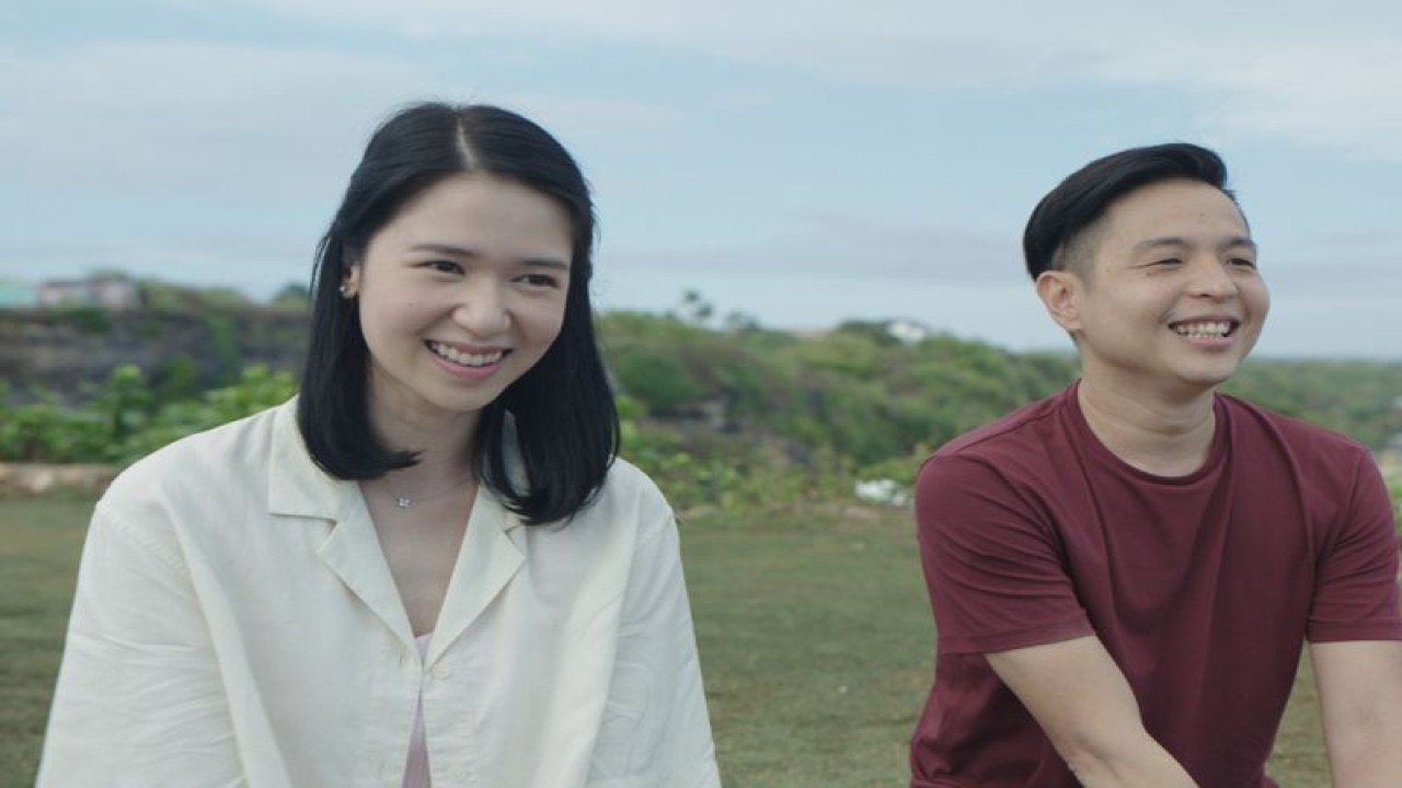Laura Basuki dan Ernest Prakasa di film "Cek Toko Sebelah 2" (ANTARA/HO)